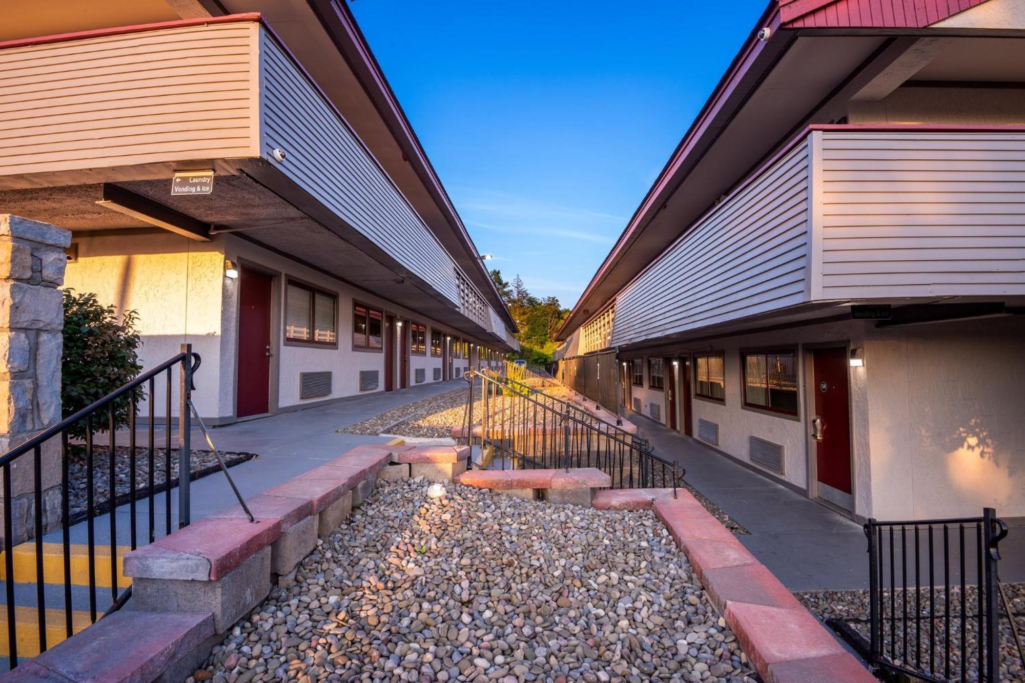 Red Roof Inn Binghamton - Johnson City Bagian luar foto