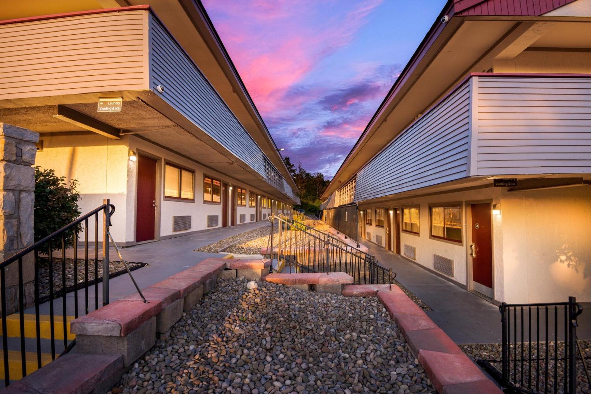 Red Roof Inn Binghamton - Johnson City Bagian luar foto